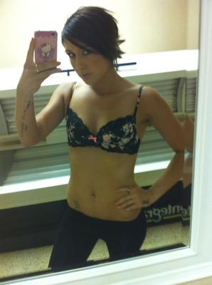 Brun - Non Nude - Selshot - Tattoo - Hello Kitty Phone