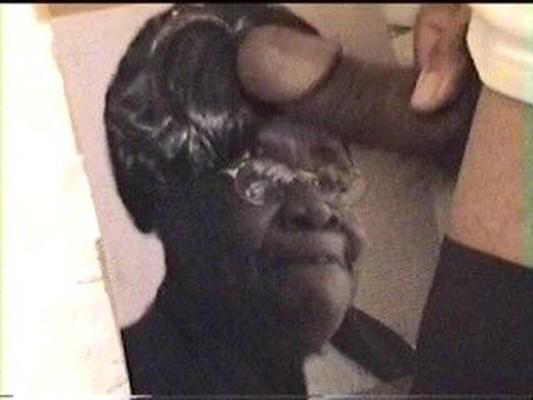 Mamá negra recibe un tratamiento facial