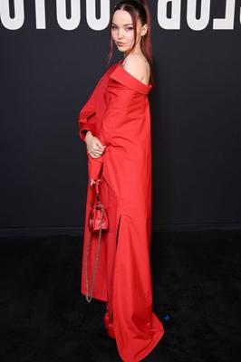 Dove Cameron - assiste au défilé de mode Valentino Haute Couture SS