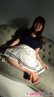 Yukari Sotoda yo - Une fille japonaise se fait travailler la chatte poilue