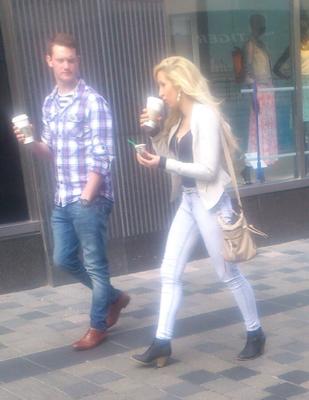 Connard blonde idiote dans les rues de Glasgow