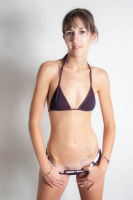 Superbe femme française portant Wicked Weasel