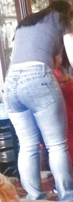 O que você acha da bunda dela de jeans?