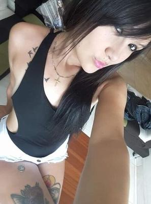 Modèle de flaca colombienne tatuada