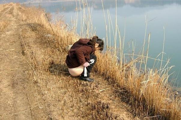 Belle femme coréenne clignotant en plein air et photos de sexe