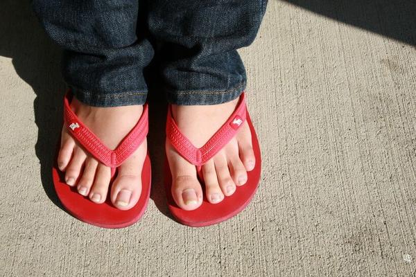 pieds de fille asiatique en jeans