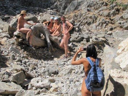 Los nudistas están tomando fotos.