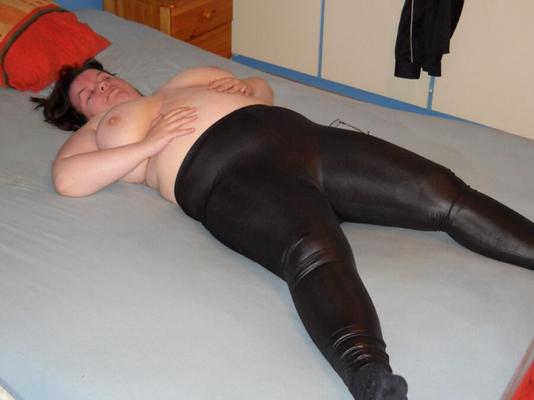 Amateur-BBW-Frau in schwarzen, glänzenden Leggings