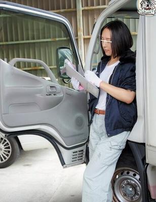 JAV: [AP-] Motorista de entrega feminina tateando no banheiro portátil