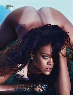 RIHANNA lui tire dessus