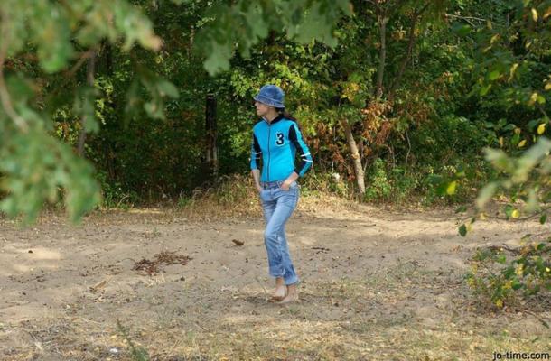 Teen maigre fait pipi dans les bois