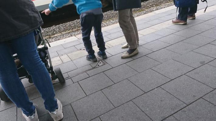 Baskets et chaussettes bleues