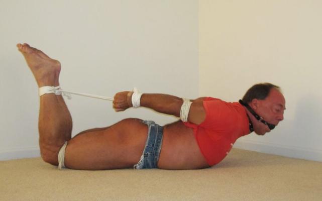 Castigo de esclavitud Hogtie para un exhibicionista