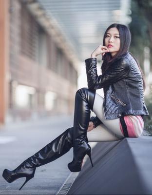 Asiatiques en bottes