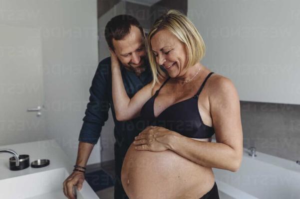 Mãe grávida alemã madura feliz