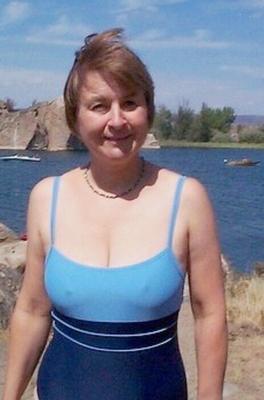 Mature un-named MILF has pleasing tits