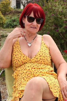 AJ Redhead UK GILF Linda is back with some Sexy Sunbathing Pics