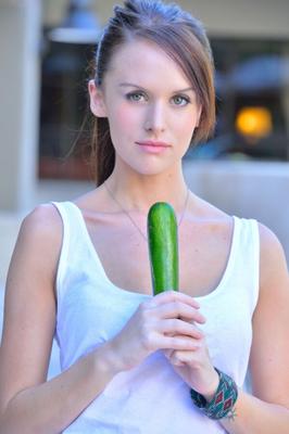 Beautés naturelles - JAYDEN - Une fille et ses courgettes