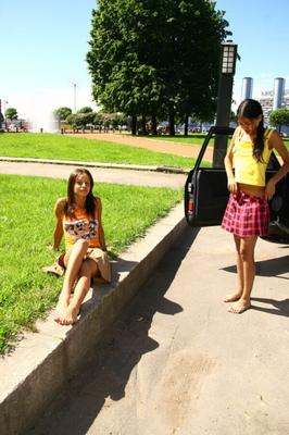 Kamilla / Lydia / Donita adolescente russa e Vika upskirt