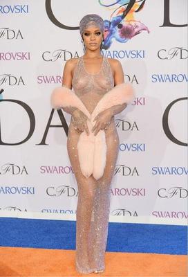 Rihanna vê através