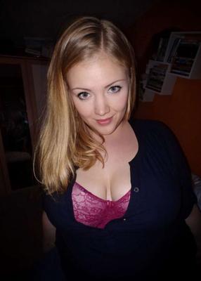 Chubby slut from Germany likes showing her big boobs