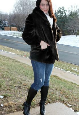 Belleza de cabello oscuro con botas, calzas, medias y jeans.