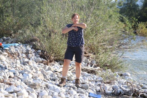 La grand-mère allemande Susanne s'amuse sur la rivière Isar