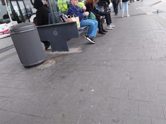 Calcetines árabes negros sueltos en pisos