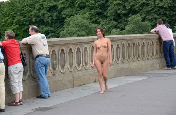 Fille asiatique en promenade