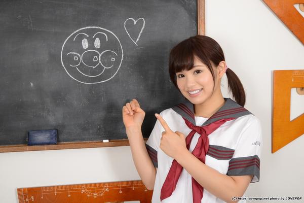 La linda colegiala Akiyoshi Kanon se burla de la clase