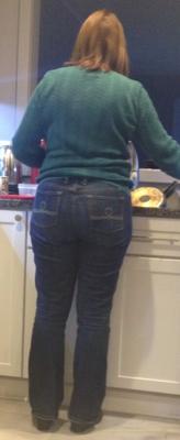 MILF zeigt ihren Arsch in engen Jeans