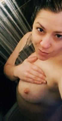 Jana MILF prend une douche