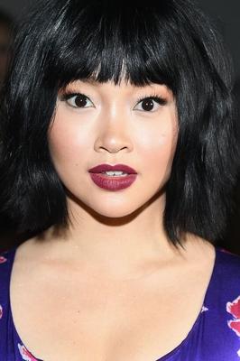 Semen en la tonta cara china de Lana Condor