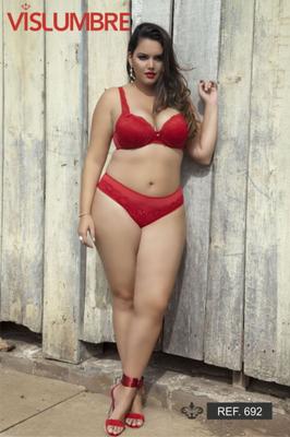 Cleo - modelo plus size de quadris largos e barriga apresentando lingerie