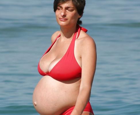 enceinte en bikini rouge