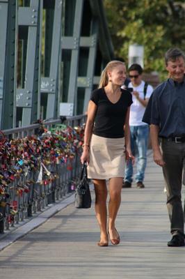 Une blonde et une peau schzwarzhaarige zum Anspritzen