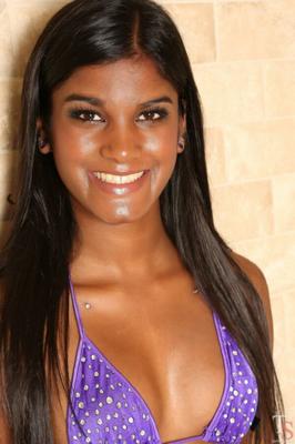 Ebony Teen avec un corps chaud en bikini NN