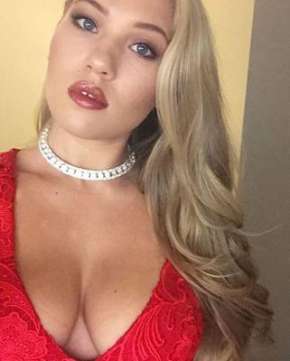 Anja Nissen: cantante caliente con grandes tetas