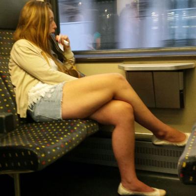 Jeune fille dans le train sexy - pernas sinceras