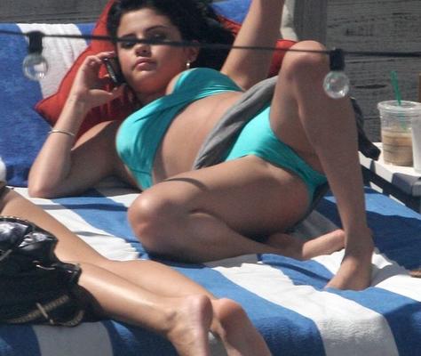 Selena Gómez en bikini y desnuda