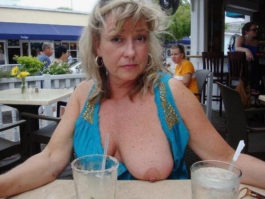 Mature US MILF loves flashing great boobs in public