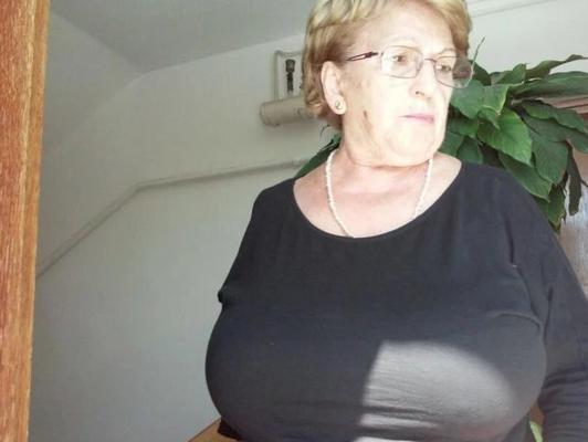 ¡Abuela amateur con las mejores tetas de todos los tiempos!