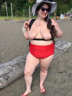 Esposa BBW en la playa nudista