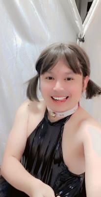 小さな弱虫の愚かなふしだらな女ローラを露出