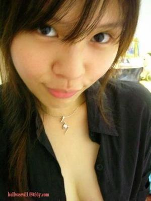 La hermosa areola rosada de una colegiala china mostrando sus propias fotos l