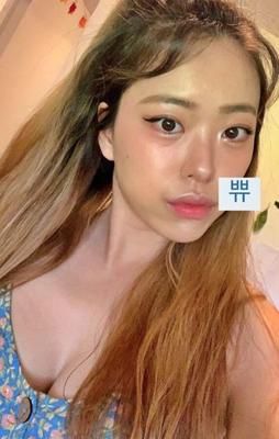 Koreanerin mit schönen Titten im Bikini