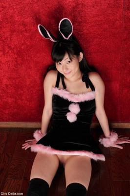 Lapin cosplay asiatique montrant sa chatte