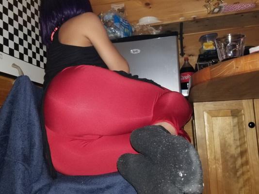 Ma copine dans ses leggings serrés rouges et ses chaussettes puantes