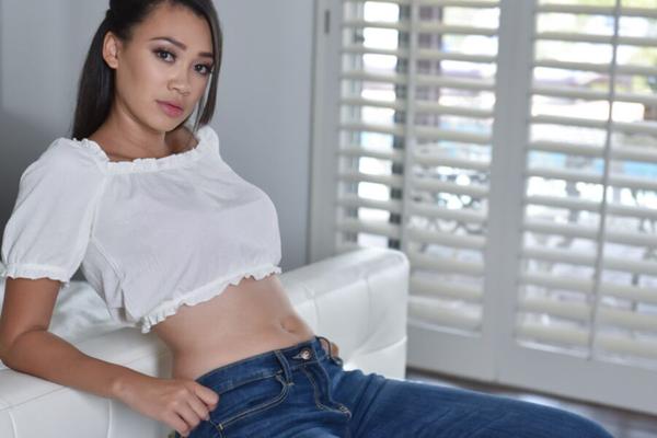 La sexy asiatique Madi Laine se fait bien désosser.