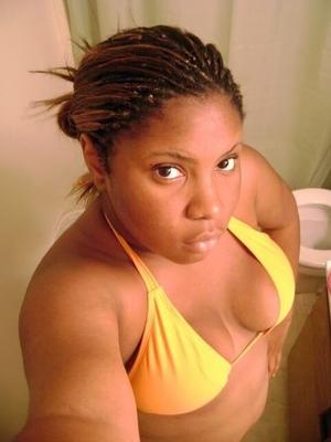 Chica negra burlándose de selfshots